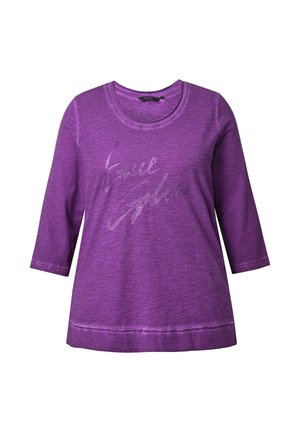 Maglia viola a maniche lunghe con scollo rotondo e maniche a tre quarti, con stampa glitterata che recita "True Color." Tessuto morbido e strutturato.