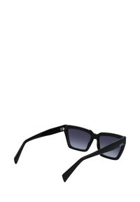 Ochelari de soare negri în stil cat-eye cu lentile gri cu nuanțe, ramă din plastic lucios și accente cu cristale pe marginea superioară a lentilelor.