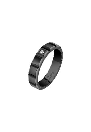 Anello rettangolare nero con segmenti curvi, caratterizzato da un piccolo cristallo trasparente. Texture liscia, finitura lucida, design leggero.