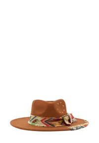 Hnědý plstěný klobouk s širokým okrajem, který má barevný pletený pásek se zigzagovým vzorem a uzlovým detailem vpředu.