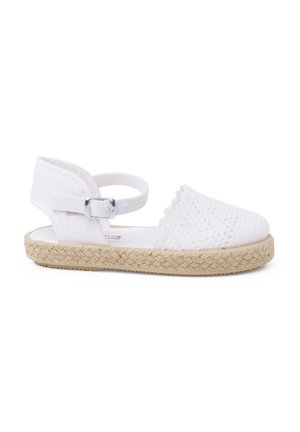 Witte espadrillesandaal met gevlochten jute zool, gesloten neus en enkelbandje met zilveren gesp.