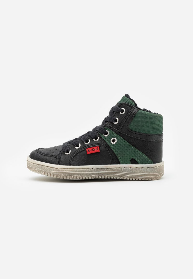 Zapatilla alta negra y verde, hecha de cuero y textil, con suela de goma, puntera redonda y un logo destacado.