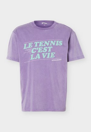Lilla T-skjorte med korte ermer og lyseblå tekst "LE TENNIS C'EST LA VIE" samt lite hvitt "BJÖRN BORG"-logo på fronten.