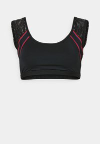 Crna sportska majica s mrežastim detaljima na ramenima, kontrastnim crvenim i plavim prugama te glatkim elastičnim pojasom na dnu.