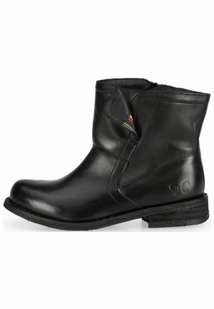 Schwarze Leder-Ankle-Boots mit einer leicht geschwungenen Kante, seitlichem Reißverschluss und strukturierter Gummisohle. Mit einem kleinen geprägten Logo auf der Ferse.