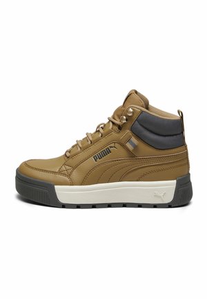 Wysoki but sportowy Puma w kolorze jasnobrązowym z czarnym wyściełanym kołnierzem, beżowymi sznurówkami, białą podeszwą i wytrzymałą czarną podeszwą zewnętrzną, widoczny z boku na białym tle.