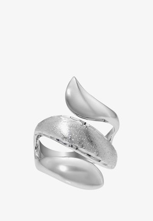 Bague en argent avec un design torsadé, un dessus poli et un anneau texturé orné de petits détails scintillants.