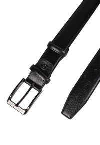 Cintura in pelle nera con texture liscia, dotata di una fibbia rettangolare in tono argento e design con cinturino regolabile.