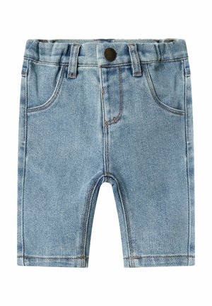 Shorts in denim di colore azzurro chiaro, con un design a cinque tasche, passanti per cintura e chiusura a bottone. Dettagli di cucitura distintivi in tutto il capo.