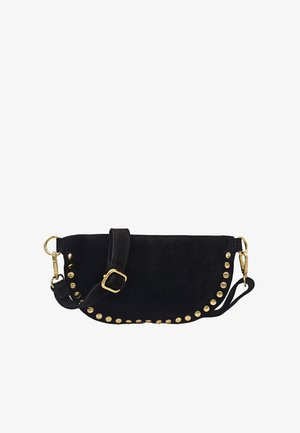 Sac à main en daim noir en forme de croissant avec des clous dorés le long du bord inférieur, une sangle réglable et des fermoirs dorés aux deux extrémités.