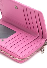 Portafoglio in pelle rosa con più fessure per carte, una tasca trasparente per l'ID e una cerniera argento. Esterno testurizzato e finitura interna liscia.