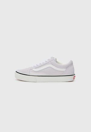 Vans tennisajad, heleda lillaga tekstiilist pealisosa, valge nahast küljeriba, valged paelad, must kummist välistald valge vahetallaga, punane sildiga logo kand.
