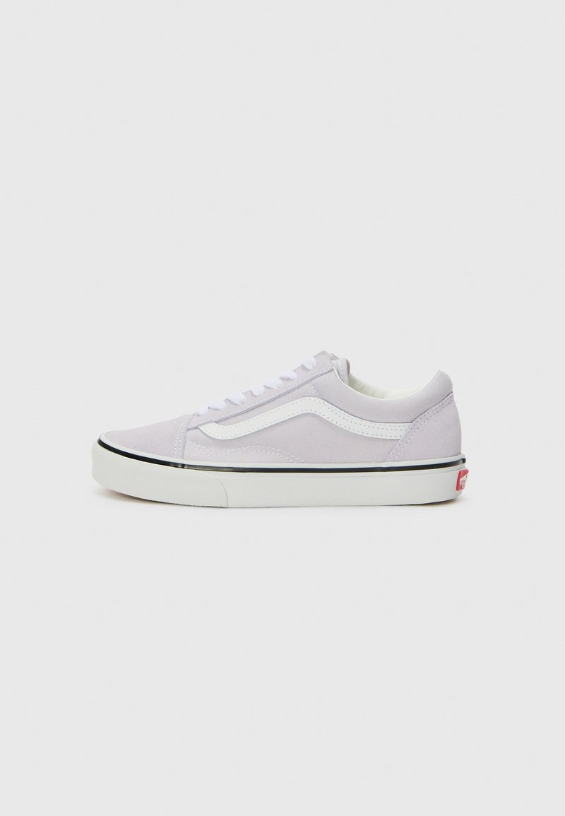 Kopačky Vans, světle fialový textilní svršek, bílý kožený boční pruh, bílé tkaničky, černá gumová podrážka s bílou mezipodešví, červená logo nášivka na patě.