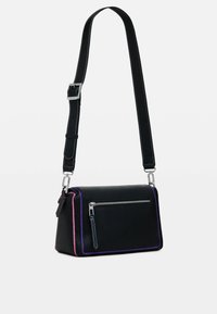Borsa a tracolla nera in pelle con tasca frontale con cerniera, cuciture a contrasto viola e rosa, e tracolla regolabile.