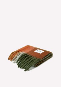 Couverture en laine avec un motif dégradé en orange, vert et beige, avec des bords à franges et une étiquette blanche portant la mention "ARKET FOX."