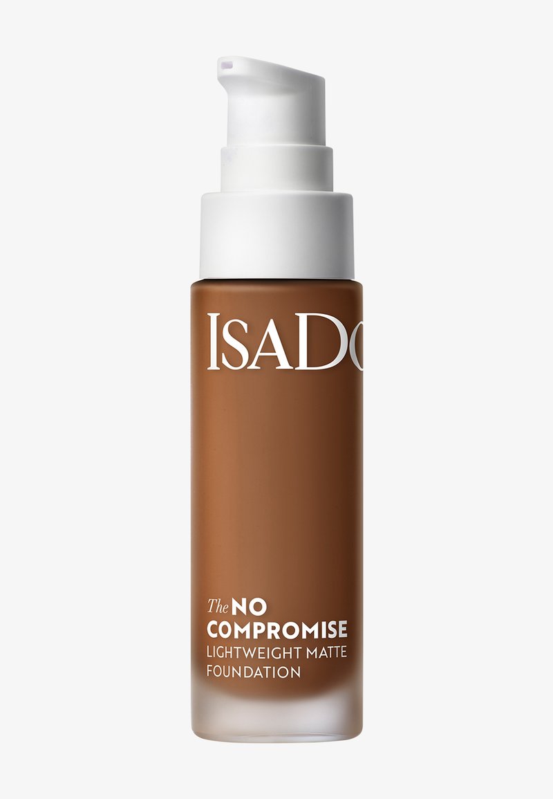 Bouteille en verre brun avec un bouchon pompe blanc, étiquetée "ISADORA The NO COMPROMISE Lightweight Matte Foundation." Design élégant, finition mate.