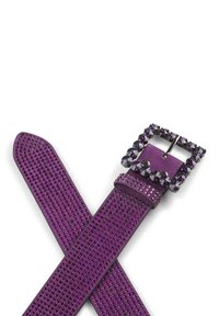 Cinturón morado hecho de material texturizado con una superficie decorada. Presenta una hebilla adornada con embellishments morados.