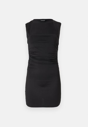 Rochie mini neagră fără mâneci, cu talie adunată și decolteu pătrat.