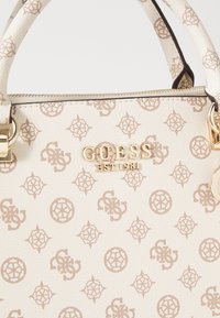 Guess EVELUNE GIRLFRIEND SATCHEL - Rokassoma - cream logo