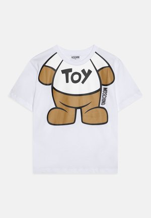 Weißes Baumwoll-T-Shirt mit einem Cartoon-Bären-Design, der einen braunen Körper hat und das Wort "TOY" in Schwarz auf der Vorderseite. Kurze Ärmel, runder Halsausschnitt.