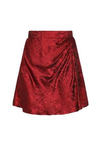 Rødt nederdel lavet af skinnende stof med et omslagsdesign. Har en udvidet form, glat tekstur og en linning.