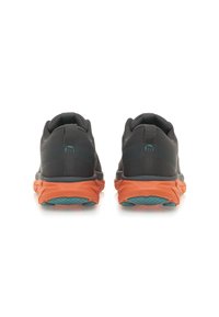 Zapatillas deportivas negras con un upper de tejido texturizado y suela de amortiguación naranja. Cuentan con un cuello acolchado y una pestaña para facilitar su puesta.