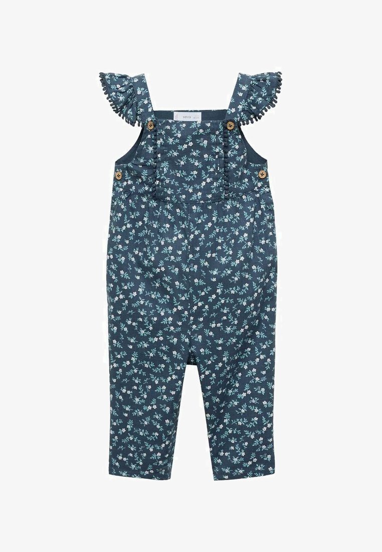 Temno modri kombinezon z cvetličnim vzorcem, z nabranimi naramnicami in dvema lesenima gumboma na sprednjih žepih; izdelan iz mehkega blaga.