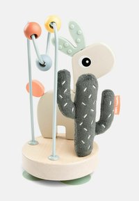 Houten hertenspeelgoed met kleurrijke kralen op metalen lussen en een zachte groene stoffen cactus op een ronde houten basis.