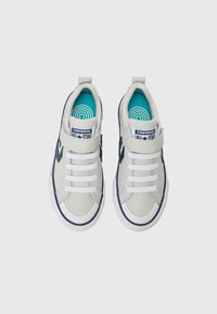 Weiße Sneaker mit navyblauen Akzenten, aus synthetischem Material. Verfügt über weiße Schnürsenkel, eine blaue Innensohle und einen Klettverschluss für einen sicheren Sitz.