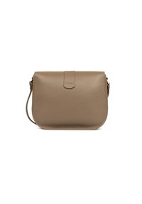 Braune Leder-Crossbody-Tasche mit glatter Textur, abgerundeten Kanten, Klappenverschluss und verstellbarem Riemen. Minimalistisches Design mit goldenen Hardware-Akzenten.