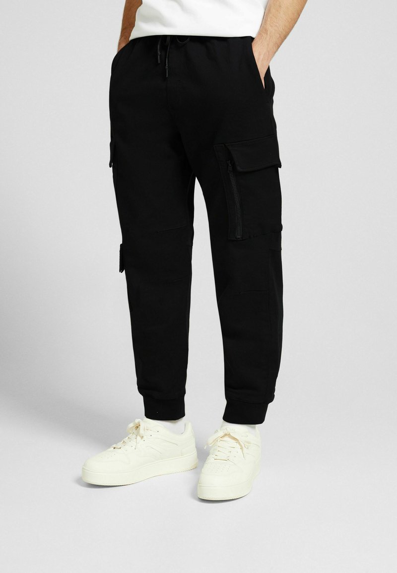 Bershka REGULAR FIT Cargohose black/schwarz Zalando.at
