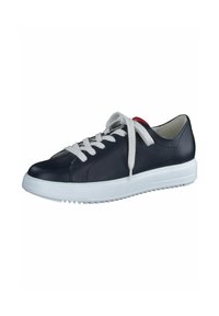 Sneaker en cuir noir avec une finition texturée, semelle en caoutchouc blanc et lacets plats blancs. Présente un accent rouge au talon.