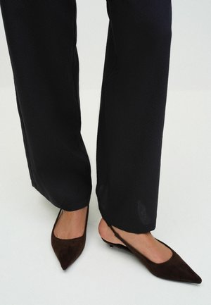 THE SET, KITTEN HEEL SLINGBACK SHOES - Pumps - chocolate brown