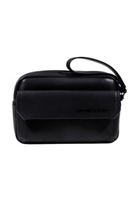 Borsa a polso in pelle nera con tasca anteriore a patta e zip, caratterizzata dal logo "Armani Exchange" in rilievo sulla patta.