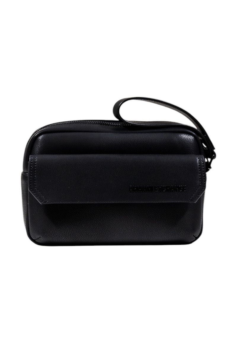 Borsa a polso in pelle nera con tasca anteriore a patta e zip, caratterizzata dal logo "Armani Exchange" in rilievo sulla patta.