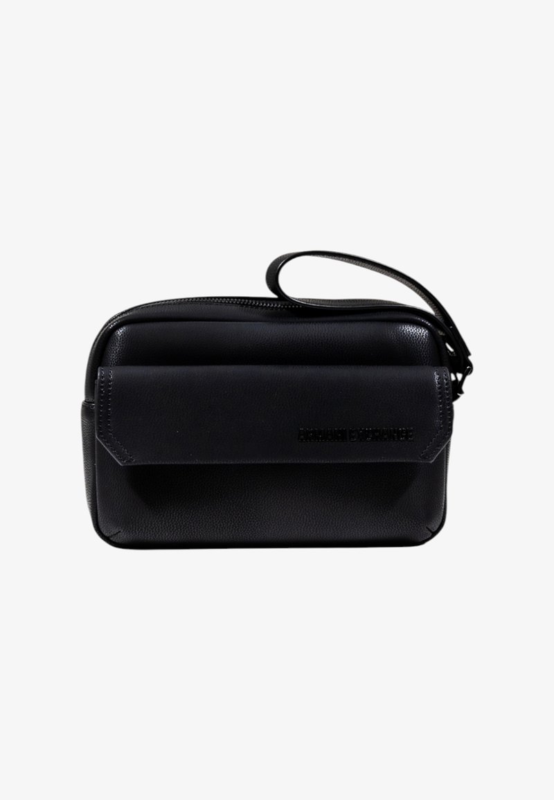 Borsa a polso in pelle nera con tasca anteriore a patta e zip, caratterizzata dal logo "Armani Exchange" in rilievo sulla patta.