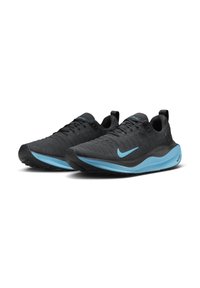 Čierne športové tenisky s textúrovaným zvrškom. Obsahujú modrý znak Nike, šnúrky a kontrastnú modrú medzipodrážku. Gumová podrážka pre lepšiu priľnavosť.