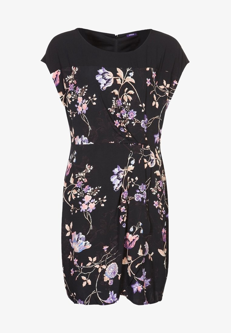 Czarna sukienka z rękawami typu cap, w kwiatowy wzór w kolorach fioletowym i różowym. Posiada okrągły dekolt oraz drapowanie w okolicy talii.