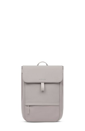 Zaino minimalista grigio chiaro con chiusura a patta, tasca frontale con cerniera, maniglia superiore e marchio "Kapten & Son" sulla patta.