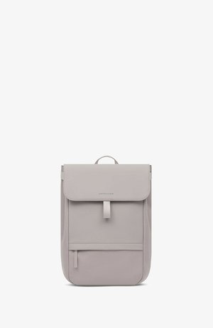 Minimalistischer hellgrauer Rucksack mit Klappverschluss, vorderer Reißverschlusstasche, oberem Griff und "Kapten & Son"-Markenaufdruck auf der Klappe.