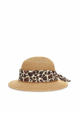 Geweven strohoedje met brede rand, met een bruin-zwarte luipaardprint sjaal om de kroon gestrikt.