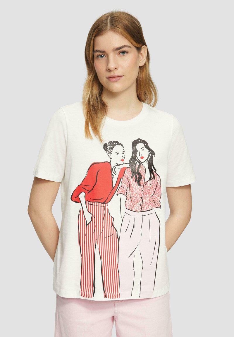 T-shirt blanc avec un imprimé graphique de deux femmes ; l'une en rouge avec un pantalon rayé, l'autre en fleurs, en tissu léger et doux avec des manches courtes.