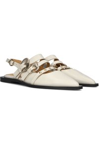 Leren slingback schoenen in crème met spitse neuzen. Voorzien van kruiselings banden, zilverkleurige accenten en vlakke zwarte zolen.