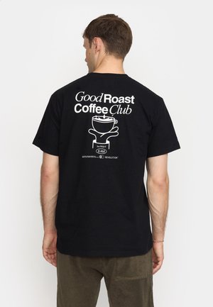 Schwarzes Baumwoll-T-Shirt mit weißem Grafiktext "Good Roast Coffee Club" und einer Illustration einer Kaffeetasse mit Händen auf der Rückseite.