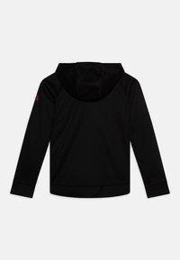 Μαύρη κουκούλα με λεία υφή, διαθέτει κουκούλα, μακρυά μανίκια και ένα κόκκινο λογότυπο στον πάνω βραχίονα. Απλός, μινιμαλιστικός σχεδιασμός.