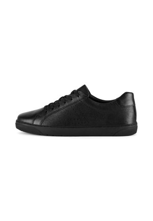 Zapatillas de cuero negro con una textura suave, punta redondeada, seis ojales para los cordones y perforaciones sutiles en los lados.
