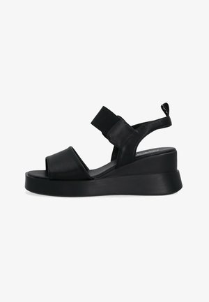 Schwarze Plateau-Sandale mit offenem Zehenbereich, breitem Vorderriemen, elastischem Knöchelriemen und Slingback-Design auf einer klobigen Sohle.