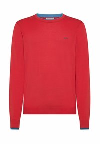 Maglione rosso a maglia con maniche lunghe, collo rotondo e accenti blu a costine sul colletto e sui polsini. Presenta un piccolo logo sul petto.