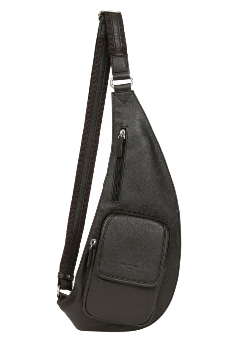 Borsa a tracolla in pelle nera con texture liscia, forma triangolare, tasca frontale con zip e tracolla regolabile con tessuto intrecciato.