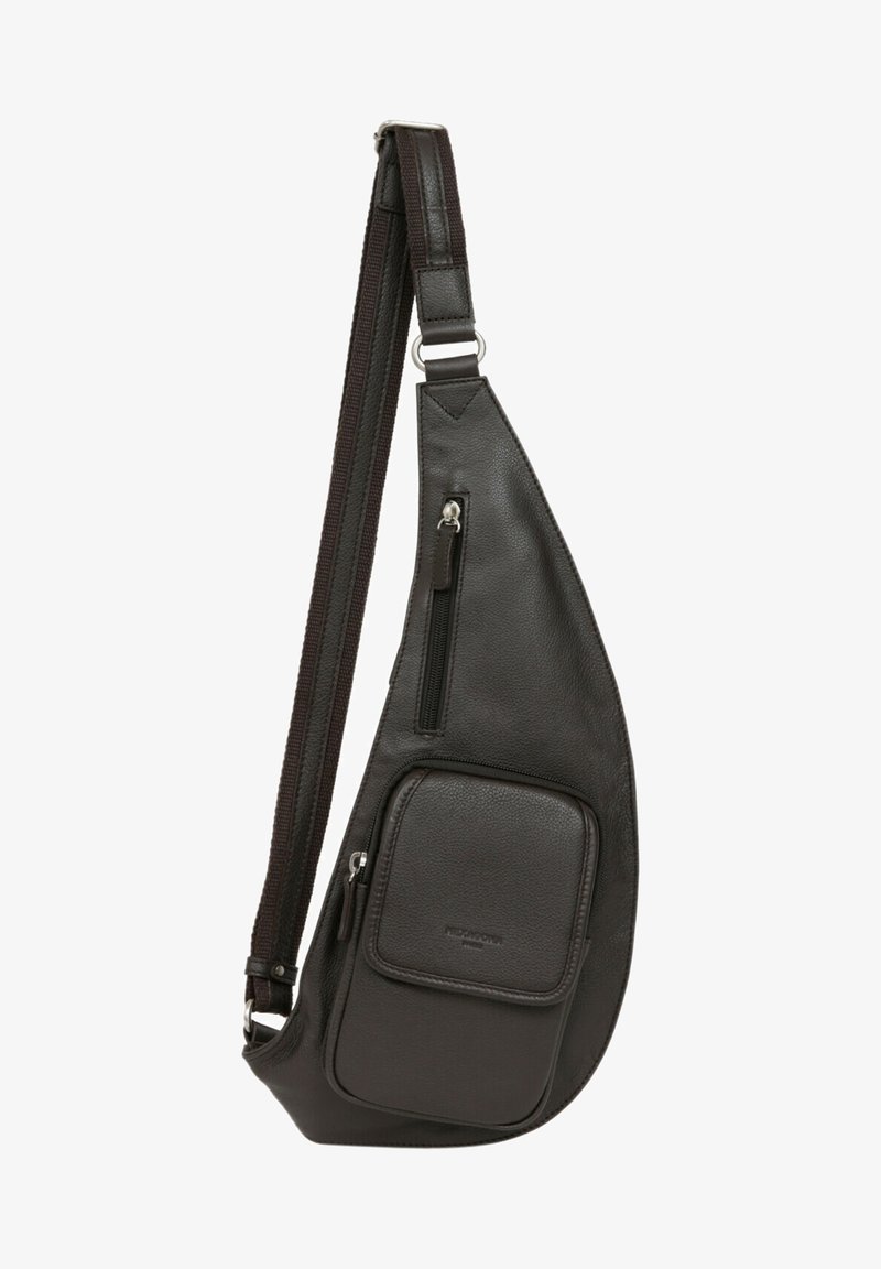 Borsa a tracolla in pelle nera con texture liscia, forma triangolare, tasca frontale con zip e tracolla regolabile con tessuto intrecciato.